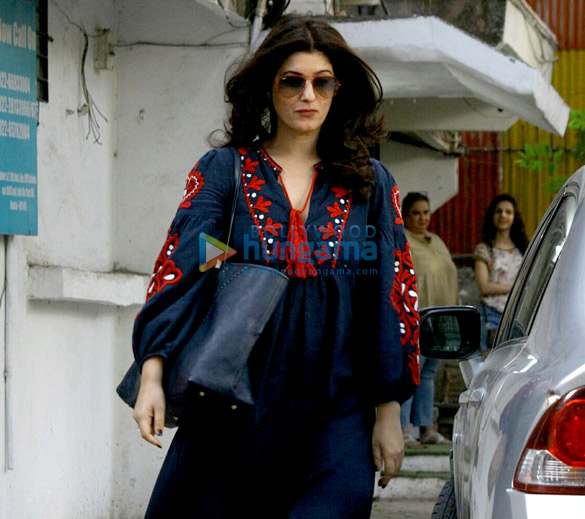 twinkle khanna snapped post salon session in juhu 5
