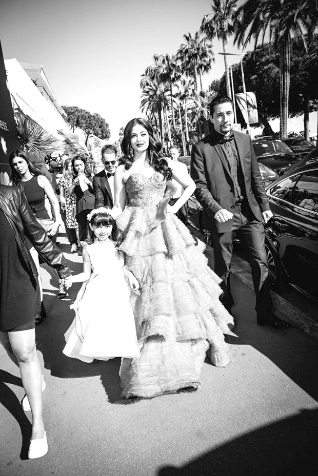 Watch Aaradhya Bachchan steals the limelight from mom Aishwarya Rai Bachchan during her Cannes 2017 appearance  (3)