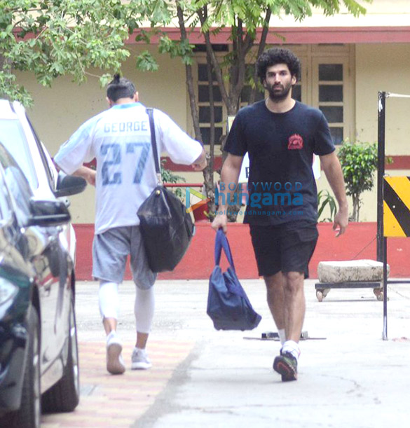 aditya roy kapoor and rhea chakraborty snapped post gym in bandra 1