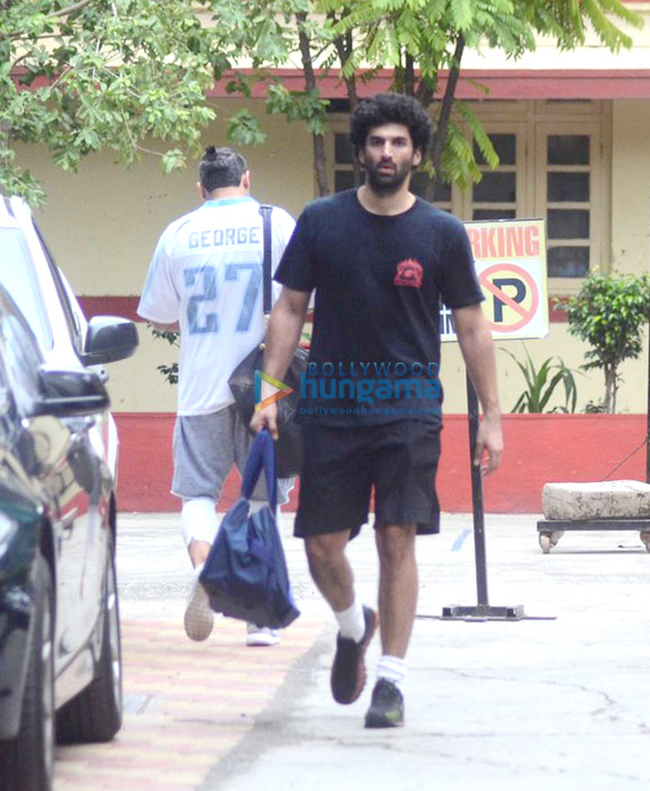 aditya roy kapoor and rhea chakraborty snapped post gym in bandra 2