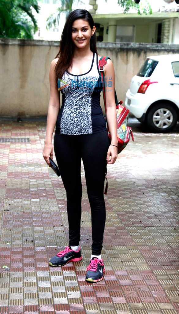 amyra dastur snapped in bandra 1
