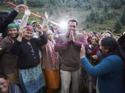 AWESOME! Bhaijaan Salman Khan dances with the locals in Manali
