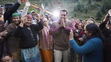 AWESOME! Bhaijaan Salman Khan dances with the locals in Manali