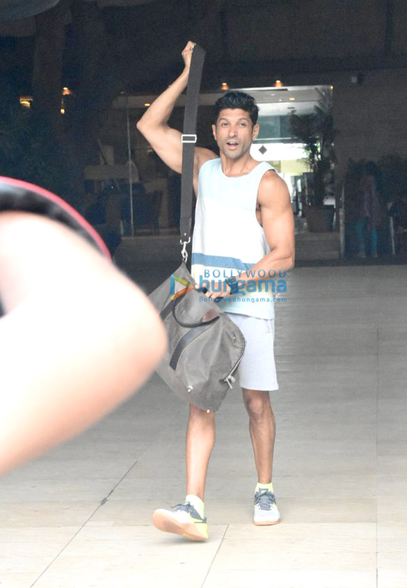 farhan akhtar snappped post his gym session in bandra 4