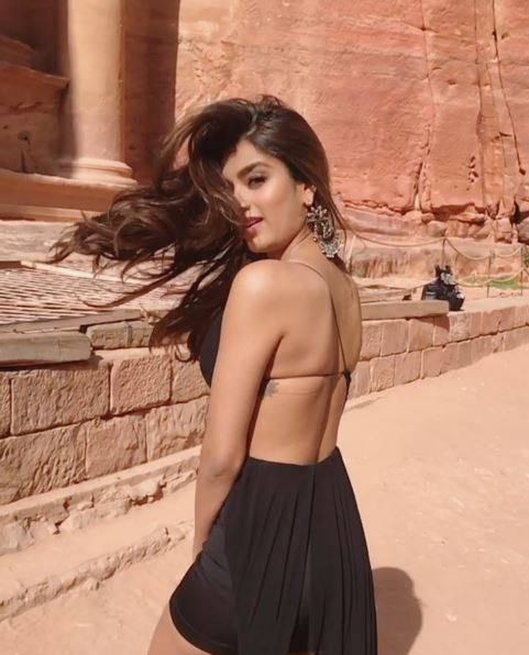 HOT! Nidhhi Agerwal flaunts her backless outfit while shooting a song for Munna Michael