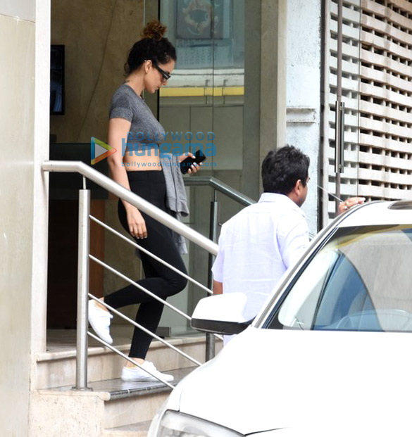 Kangna Ranaut snapped post her rehearsals in Bandra Kangna Ranaut snapped post her rehearsals in Bandra