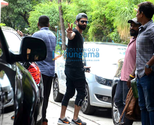 kareena kapoor khan amrita arora shahid kapoor bipasha basu and karan singh grover snapped outside the gym 5