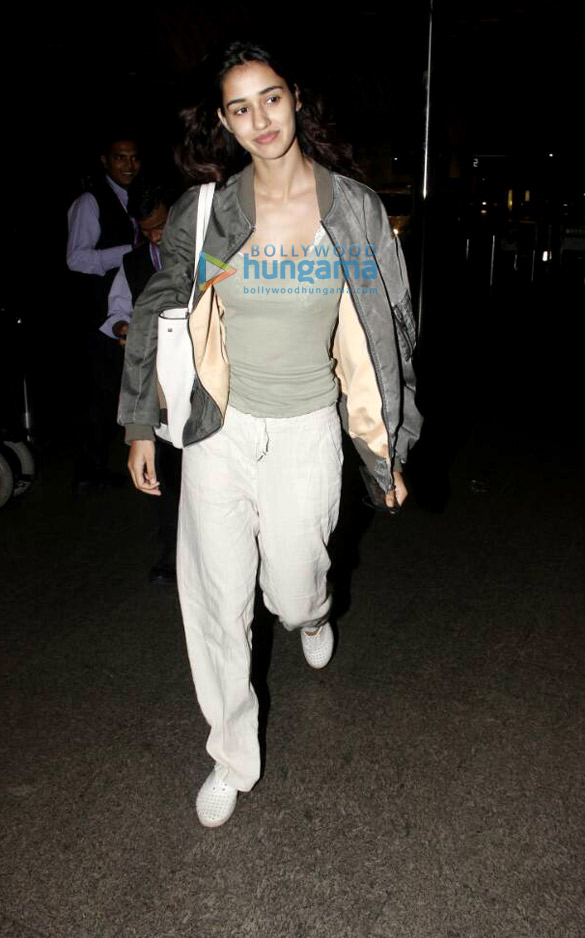 karisma shruti disha and nawazuddin snapped at the mumbai airport 6
