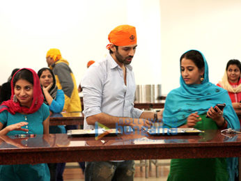 Kartik Aaryan and Kriti Kharbanda help out in a Gurudwara while shooting gor Guest iin London