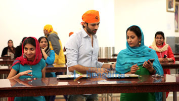 Kartik Aaryan and Kriti Kharbanda help out in a Gurudwara while shooting gor Guest iin London