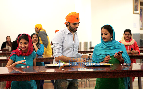 Kartik Aaryan and Kriti Kharbanda help out in a Gurudwara while shooting gor Guest iin London Kartik Aaryan and Kriti Kharbanda help out in a Gurudwara while shooting gor Guest iin London