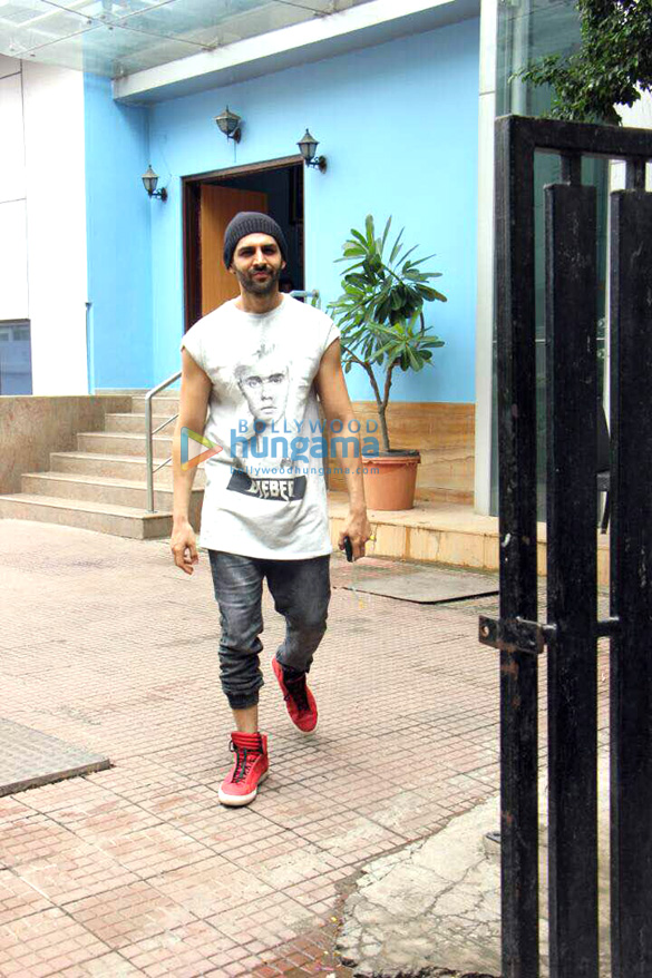 kartik aaryan snapped promoting his film guest iin london in surat 3
