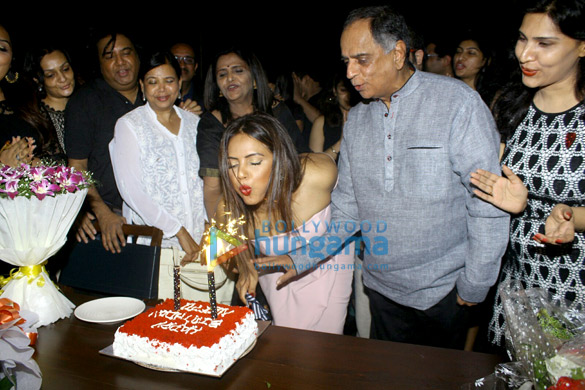 neetu chandra celebrates her 33rd birthday with her family and friend 3