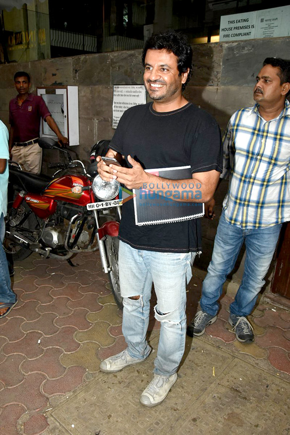 parineeti chopra and vikas bahl snapped post a meeting at indigo bandra 4