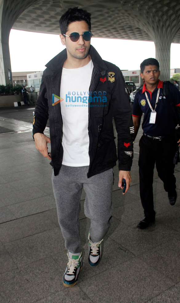 priyanka chopra rani mukerji jacqueline fernandez and others snapped at the airport 4