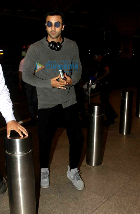 ranbir sushant kriti snapped at the airport 5