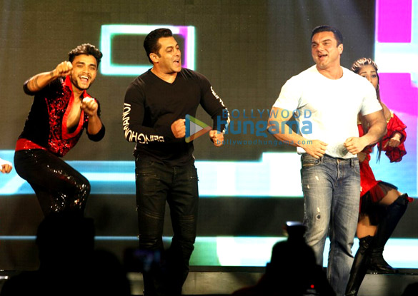 salman khan introduces matin ray tangu at tubelight song launch 10
