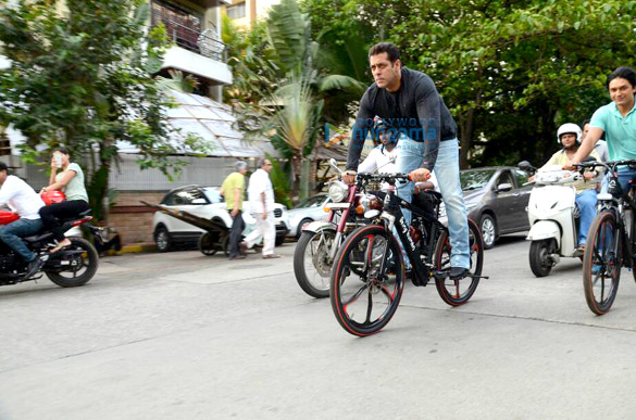 salman khan snapped during his film tubelights promotions 4