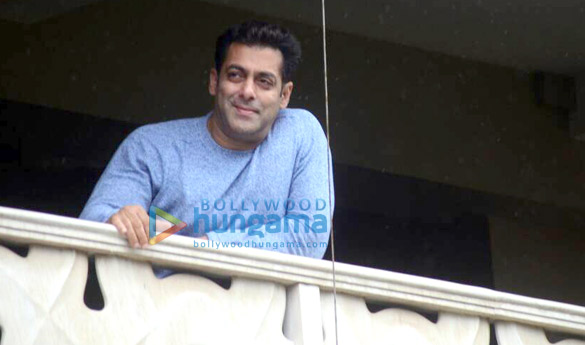 salman khan wishes all his fans eid mubarak from his home in bandra 4