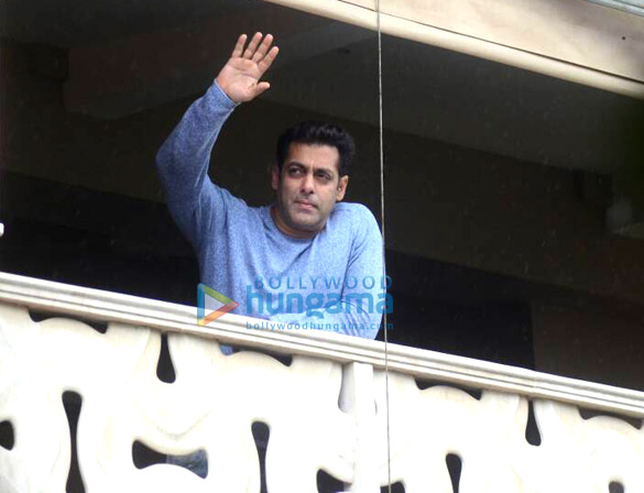 salman khan wishes all his fans eid mubarak from his home in bandra 6
