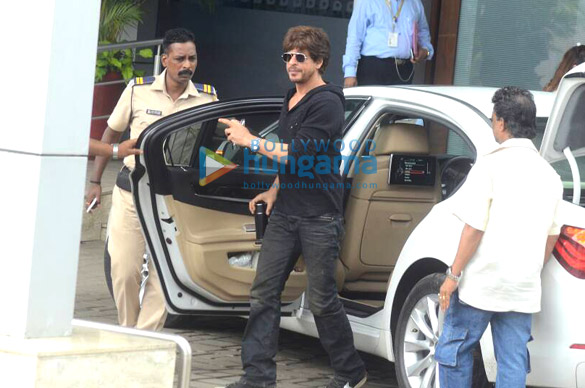 shah rukh khan and imtiaz ali snapped leaving to promote their film jab harry met sejal in ahmedabad 6