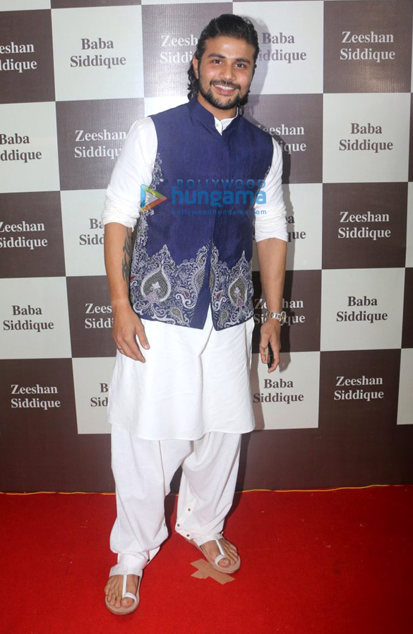 shah rukh khan and salman khan grace baba siddiques iftaar party 12