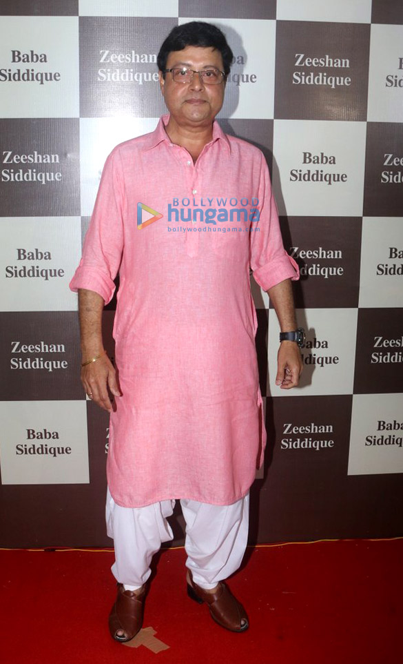 shah rukh khan and salman khan grace baba siddiques iftaar party 19