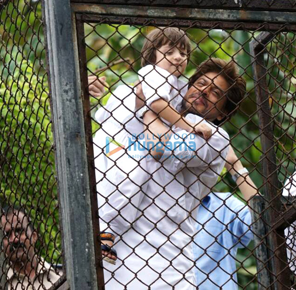 shah rukh khan and his abram khan snapped at their house mannat on eid today 3