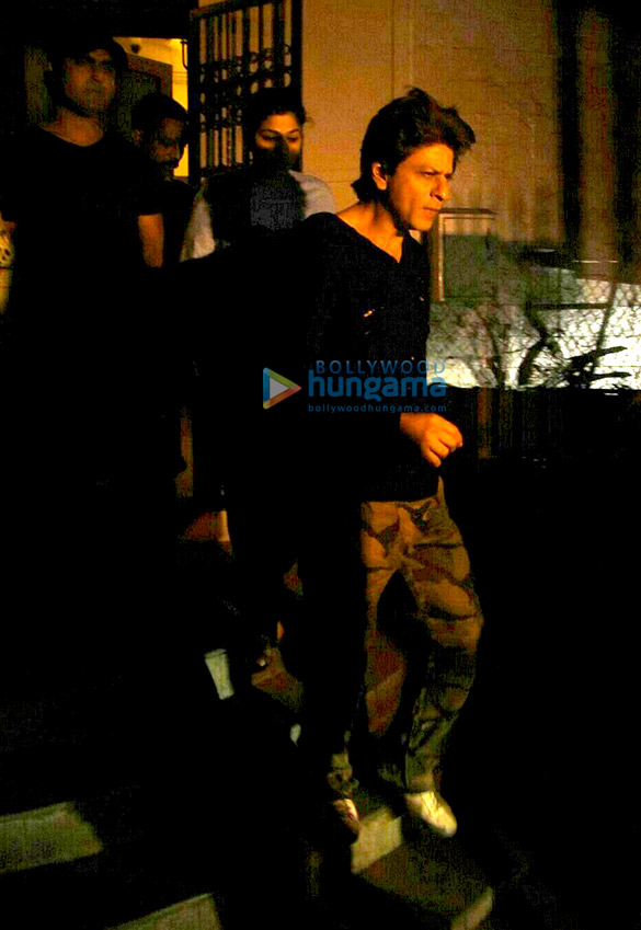 Shah Rukh Khan snapped post a dubbing session in Bandra Shah Rukh Khan snapped post a dubbing session in Bandra