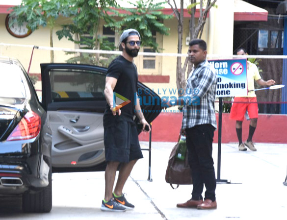 shahid kapoor snapped at gym in bandra 5