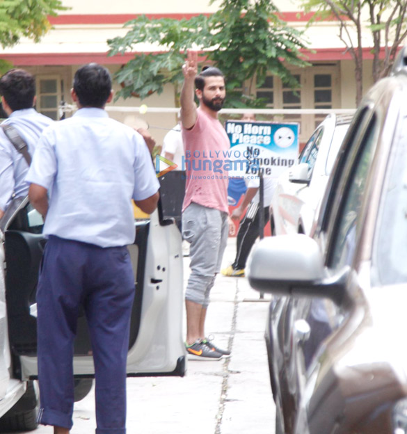 shahid kapoor snapped at the gym today 1