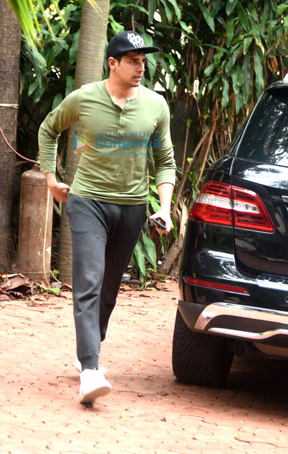 Sidharth Malhotra snapped in Bandra Sidharth Malhotra snapped in Bandra