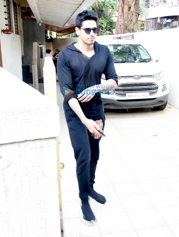 sidharth malhotra snapped post meeting in bandra 1