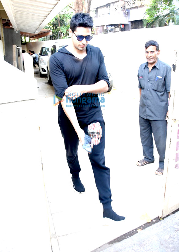 sidharth malhotra snapped post meeting in bandra 3