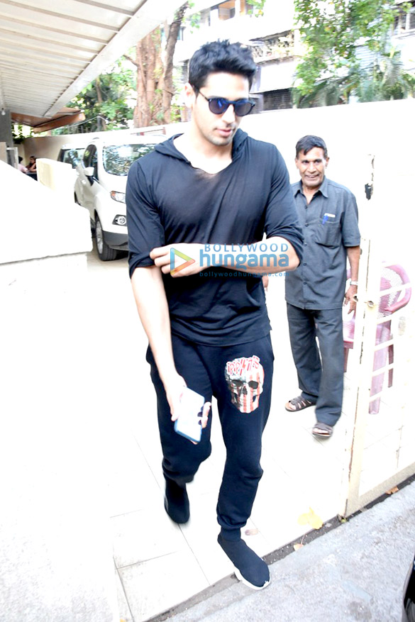 sidharth malhotra snapped post meeting in bandra 4