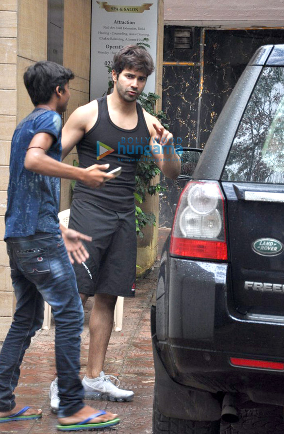 varun dhawan snapped post his gym in juhu 3