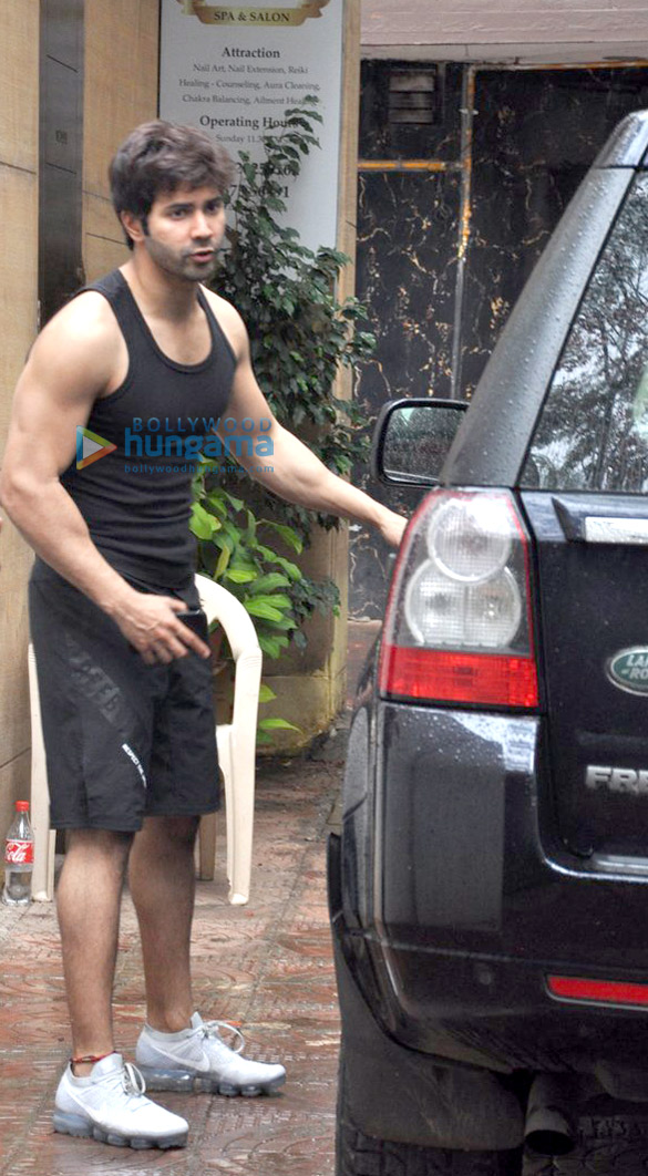 varun dhawan snapped post his gym in juhu 4