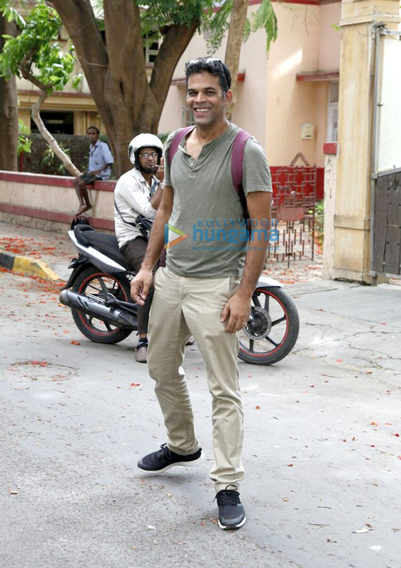 vikramaditya and nikhil snapped at saifs house 4