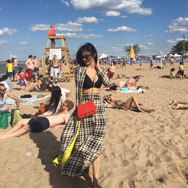 WOW! Mouni Roy looks hot chilling at the beach in this black bikini top (2)