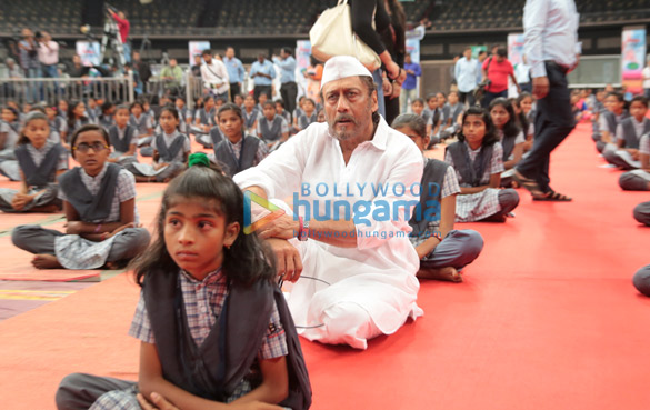 world yoga day celebration with around 650 children of those farmers of maharashtra who has committed suicide 5