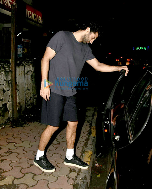 aditya roy kapur and sidharth roy kapoor snapped at indigo 6