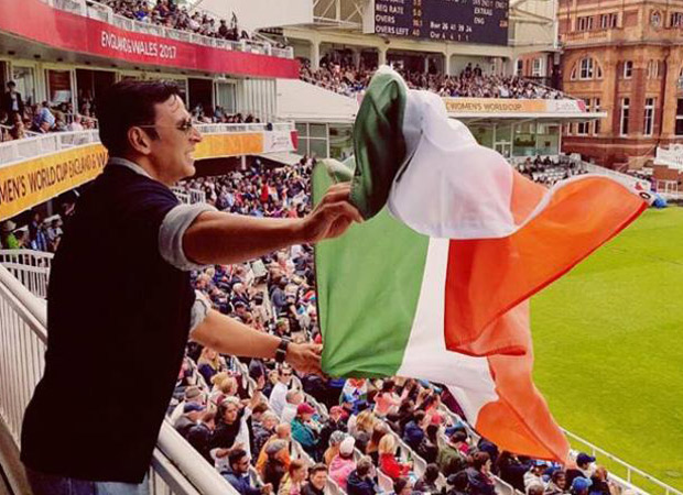 Akshay Kumar clarifies about holding