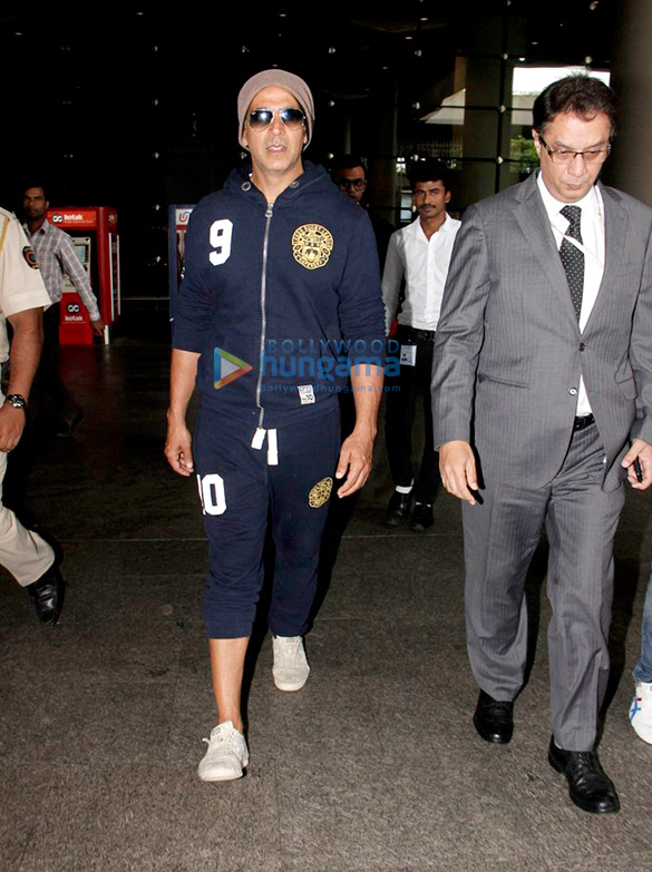 akshay sushant mira snapped at the airport 1