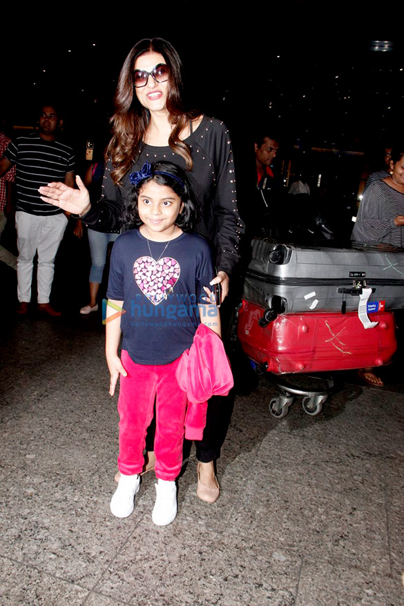 akshay sushant mira snapped at the airport 6