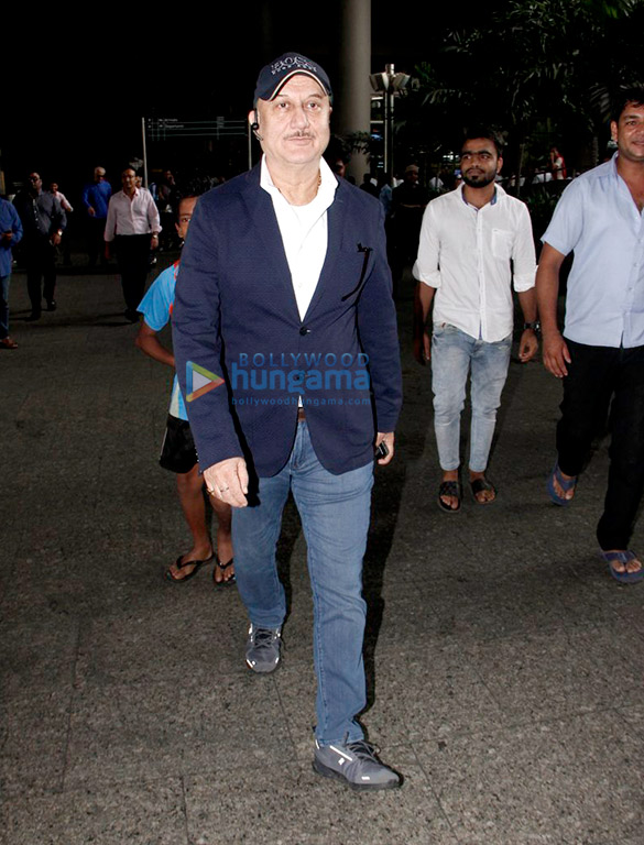 akshay sushant mira snapped at the airport 9