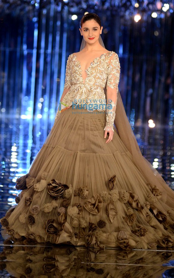 alia bhatt and ranveer singh walk for manish malhotras show at india couture week in delhi 3