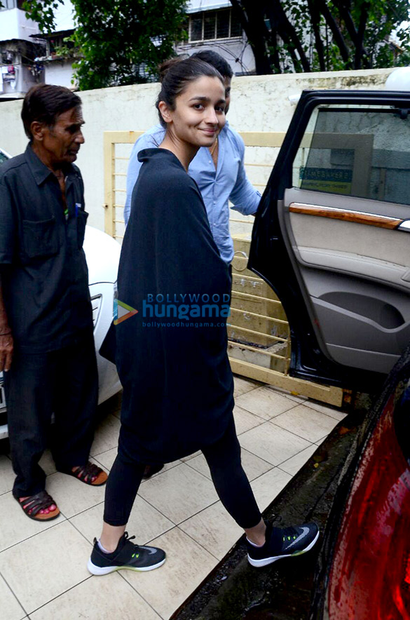 alia bhatt snapped post meeting at her agency matrix office 04
