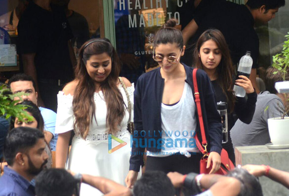 alia bhatt snapped with friends post lunch at kitchen garden 5