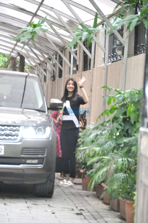 anushka sharma snapped post her salon session in juhu 3