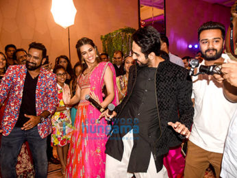 Ayushmann Khurrana and Kriti Sanon gatecrash a wedding to promote their film 'Bareilly Ki Barfi'